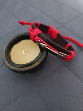 Pulsera de cuero con detalle de flecha