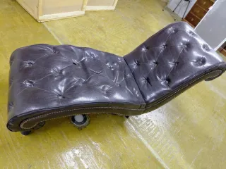 Diván de cuero sintético negro