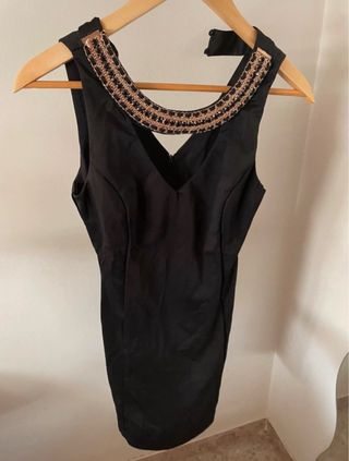 Vestido negro fiesta con cadena dorada