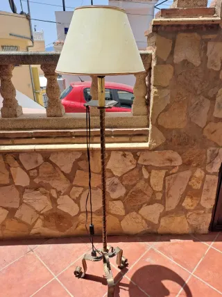 Pie de lámpara forja
