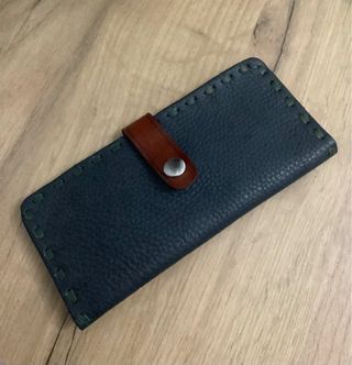 Cartera de piel rectangular gris y marrón