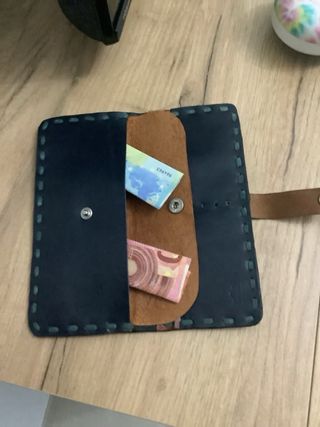 Cartera de piel rectangular gris y marrón