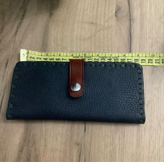 Cartera de piel rectangular gris y marrón