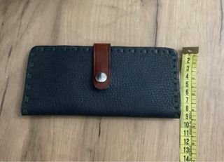 Cartera de piel rectangular gris y marrón