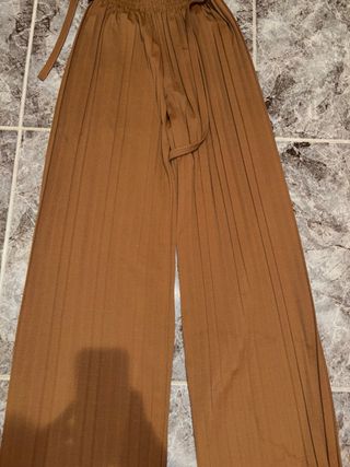 Pantalones marrones plisados