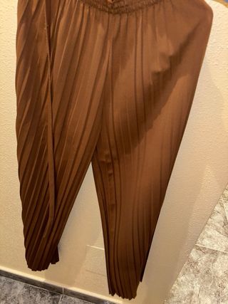 Pantalones marrones plisados