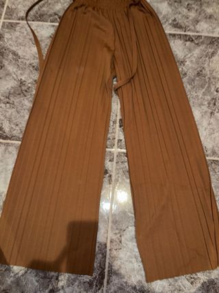 Pantalones marrones plisados