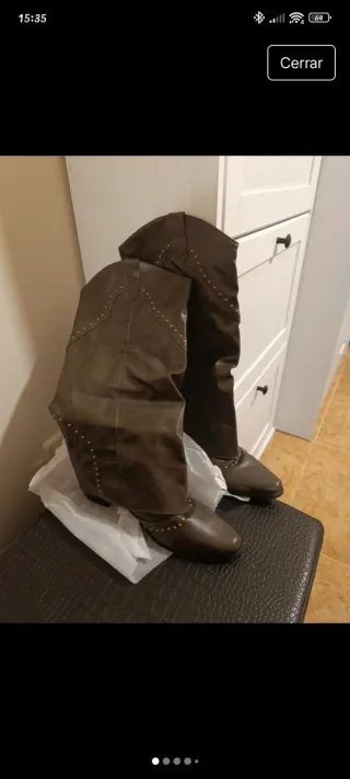 Botas altas estilo cowboy con tachuelas