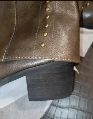 Botas altas estilo cowboy con tachuelas