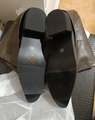 Botas altas estilo cowboy con tachuelas