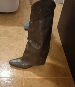 Botas altas estilo cowboy con tachuelas