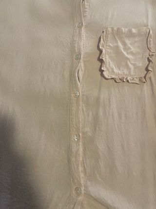 Blusa crema con bolsillo