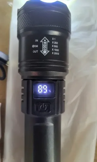 Linterna Táctica pantalla LED Alta Potencia