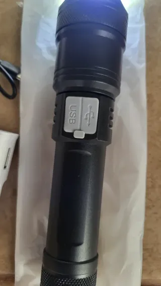 Linterna Táctica pantalla LED Alta Potencia