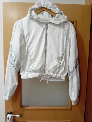 Chaqueta blanca con detalles plateados