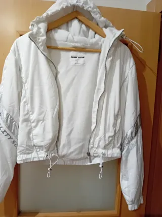 Chaqueta blanca con detalles plateados