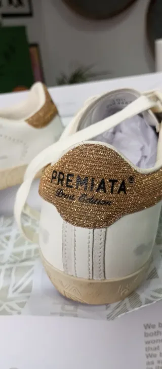 Zapatillas Premiata Doradas y Blancas