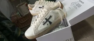 Zapatillas Premiata Doradas y Blancas