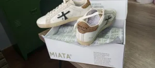 Zapatillas Premiata Doradas y Blancas