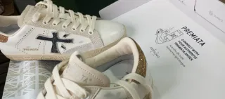 Zapatillas Premiata Doradas y Blancas