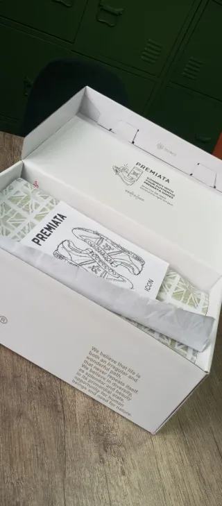 Zapatillas Premiata Doradas y Blancas