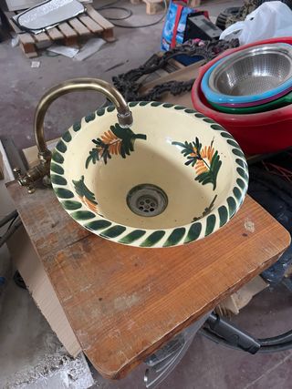 Lavabo de cerámica con grifo de bronce