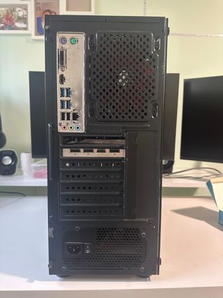 Torre Gaming  Negra y Roja