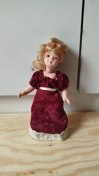 Bambolina vintage per casa delle bambole