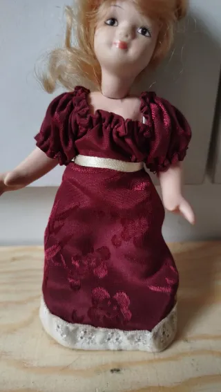 Bambolina vintage per casa delle bambole