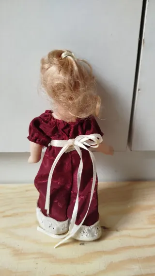 Bambolina vintage per casa delle bambole