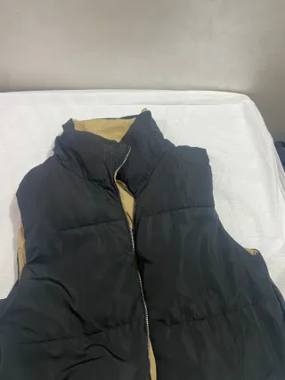 Chaleco reversible beige y negro