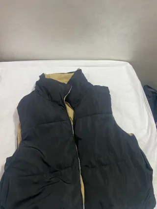 Chaleco reversible beige y negro