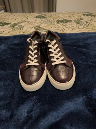 Zapatos de mujer marrones y morados