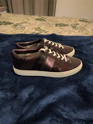 Zapatos de mujer marrones y morados