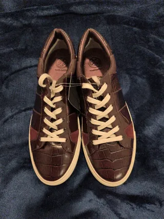 Zapatos de mujer marrones y morados