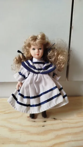 Bambola vintage per casa delle bambole