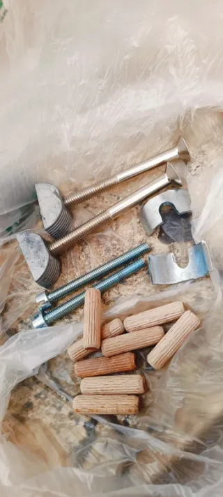 Cama de solteiro em madeira