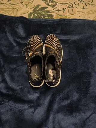 Zapatos Negros y Dorados Mujer