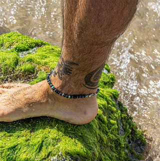 Pulsera negra con cuentas azuladas Pies Hombre