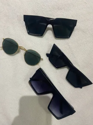 Gafas de sol negras y doradas