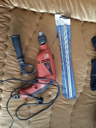 Taladro percutor con brocas