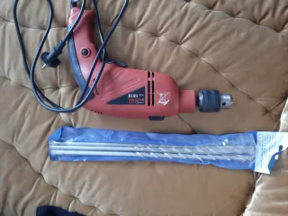 Taladro percutor con brocas