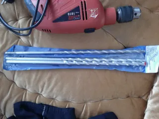 Taladro percutor con brocas