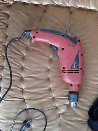 Taladro percutor con brocas