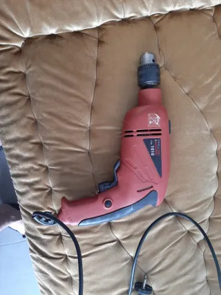 Taladro percutor con brocas