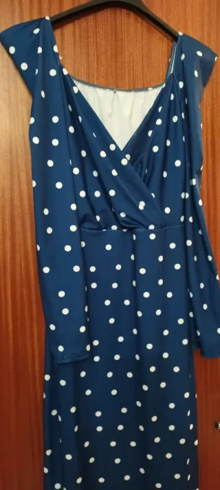 Vestido largo azul con topos blancos