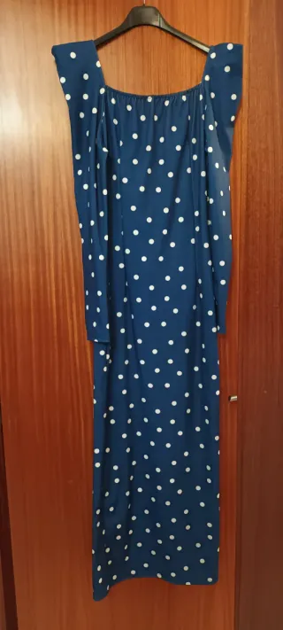 Vestido largo azul con topos blancos