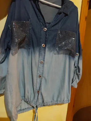 Camisa vaquera degradada con lentejuelas
