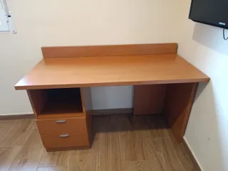 Escritorio de madera con cajones