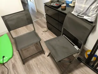 Conjunto de Mesa y 2 Sillas Plegables como Nuevas.